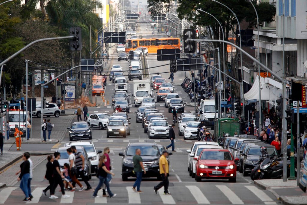 Trânsito - carros - ruas de curitiba com movimento intenso de carros - congestionamento nas ruas do centro de Curitiba - IPVA - licenciamento -